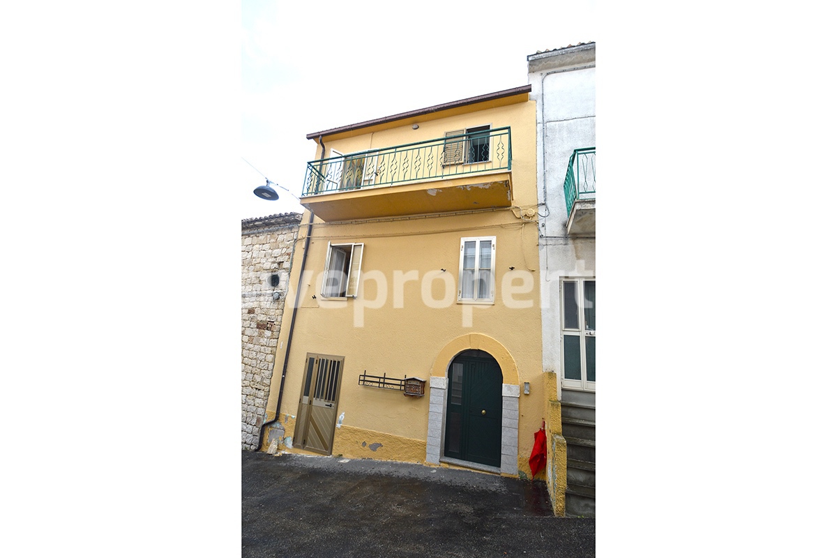 Stone town house in perfect condition and sold with furniture in Casalanguida 34