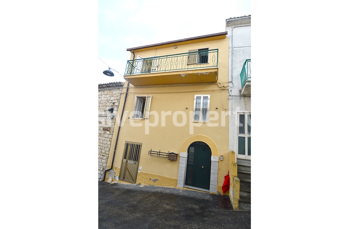 Stone town house in perfect condition and sold with furniture in Casalanguida 35