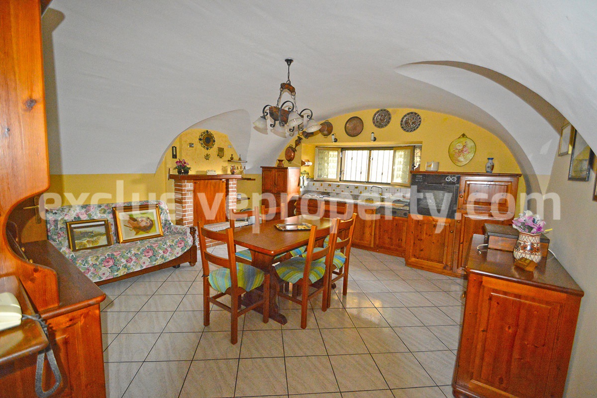 Stone town house in perfect condition and sold with furniture in Casalanguida 26