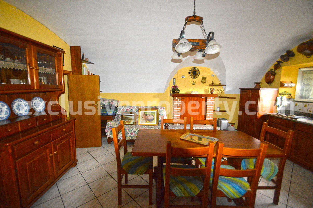 Stone town house in perfect condition and sold with furniture in Casalanguida 27