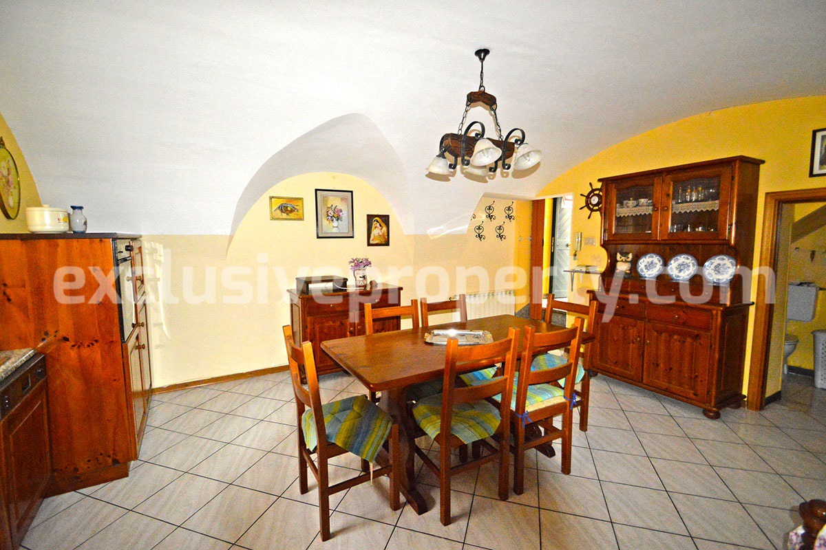 Stone town house in perfect condition and sold with furniture in Casalanguida 28