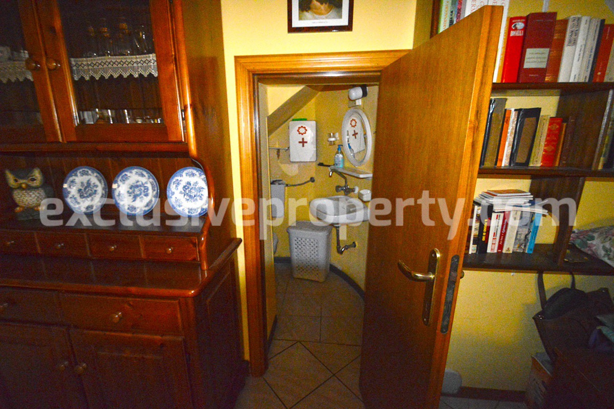 Stone town house in perfect condition and sold with furniture in Casalanguida 29