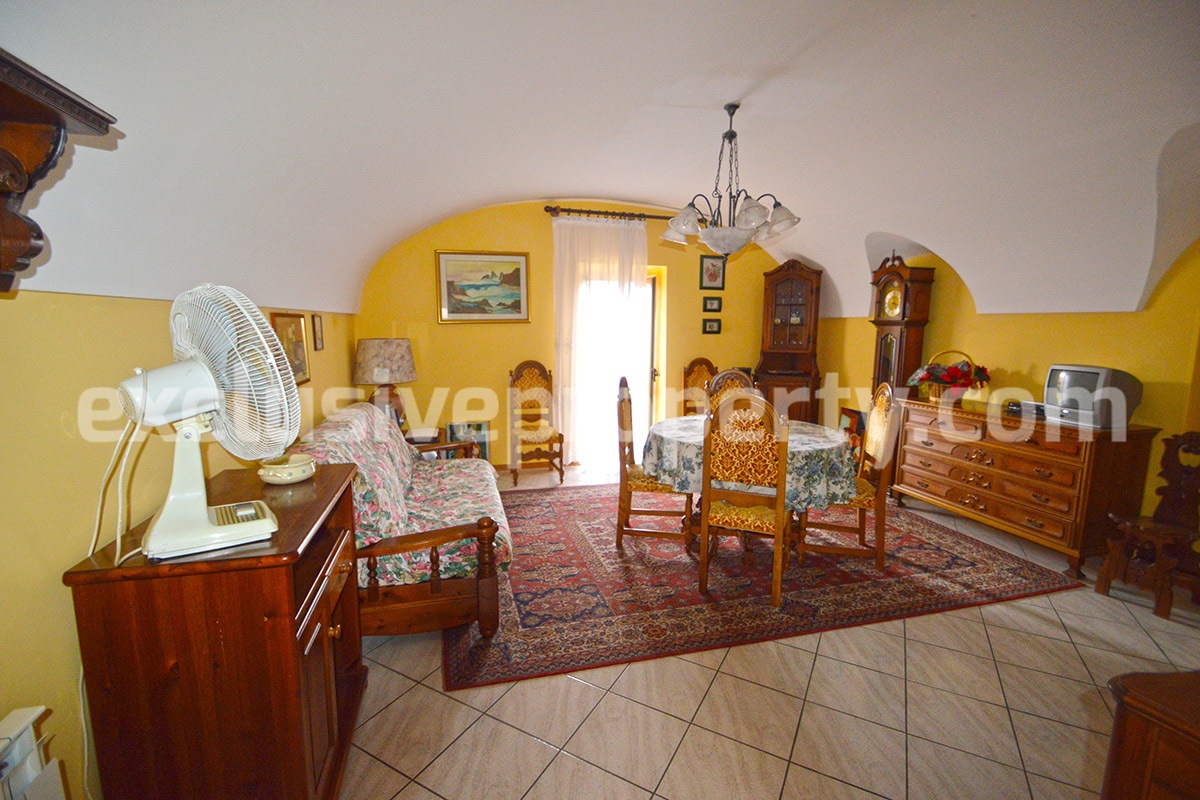 Stone town house in perfect condition and sold with furniture in Casalanguida 3