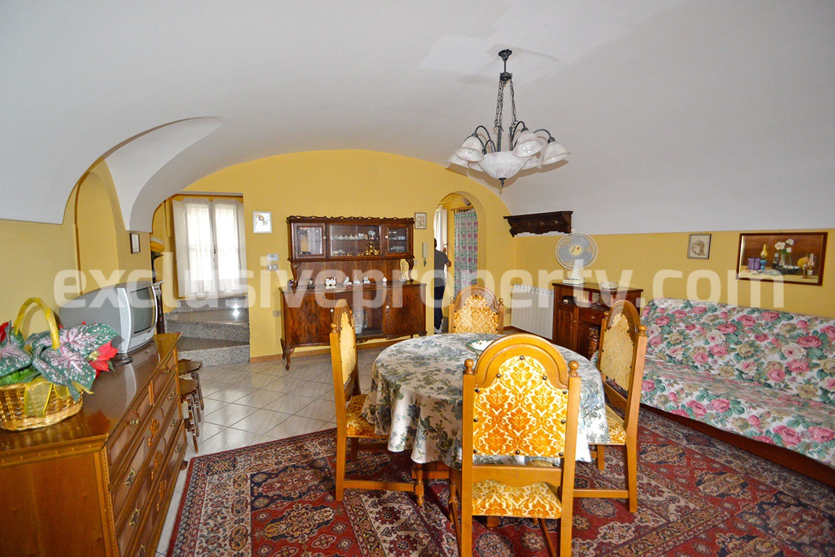 Stone town house in perfect condition and sold with furniture in Casalanguida 1