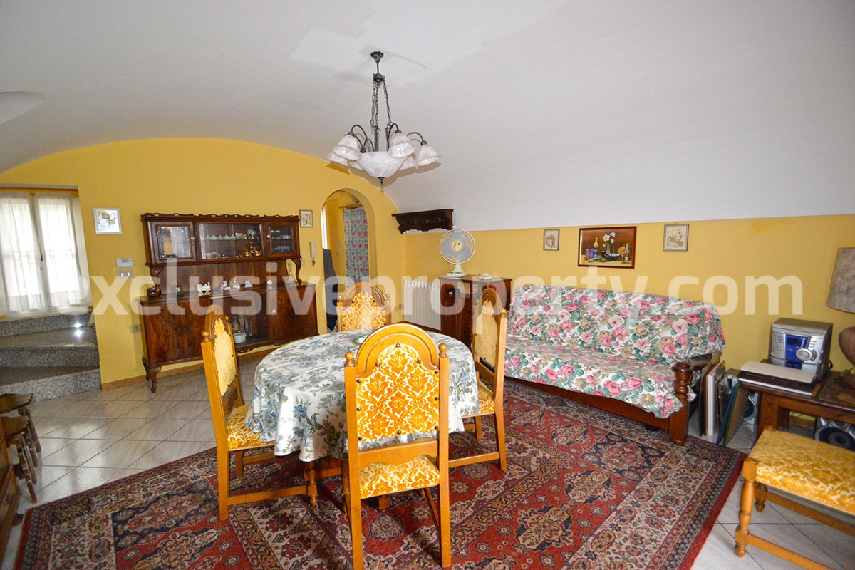 Stone town house in perfect condition and sold with furniture in Casalanguida 2