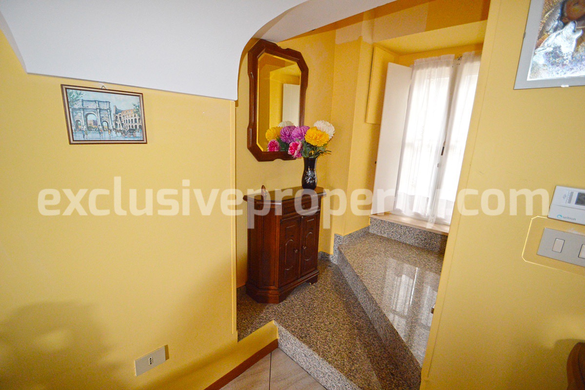 Stone town house in perfect condition and sold with furniture in Casalanguida 4