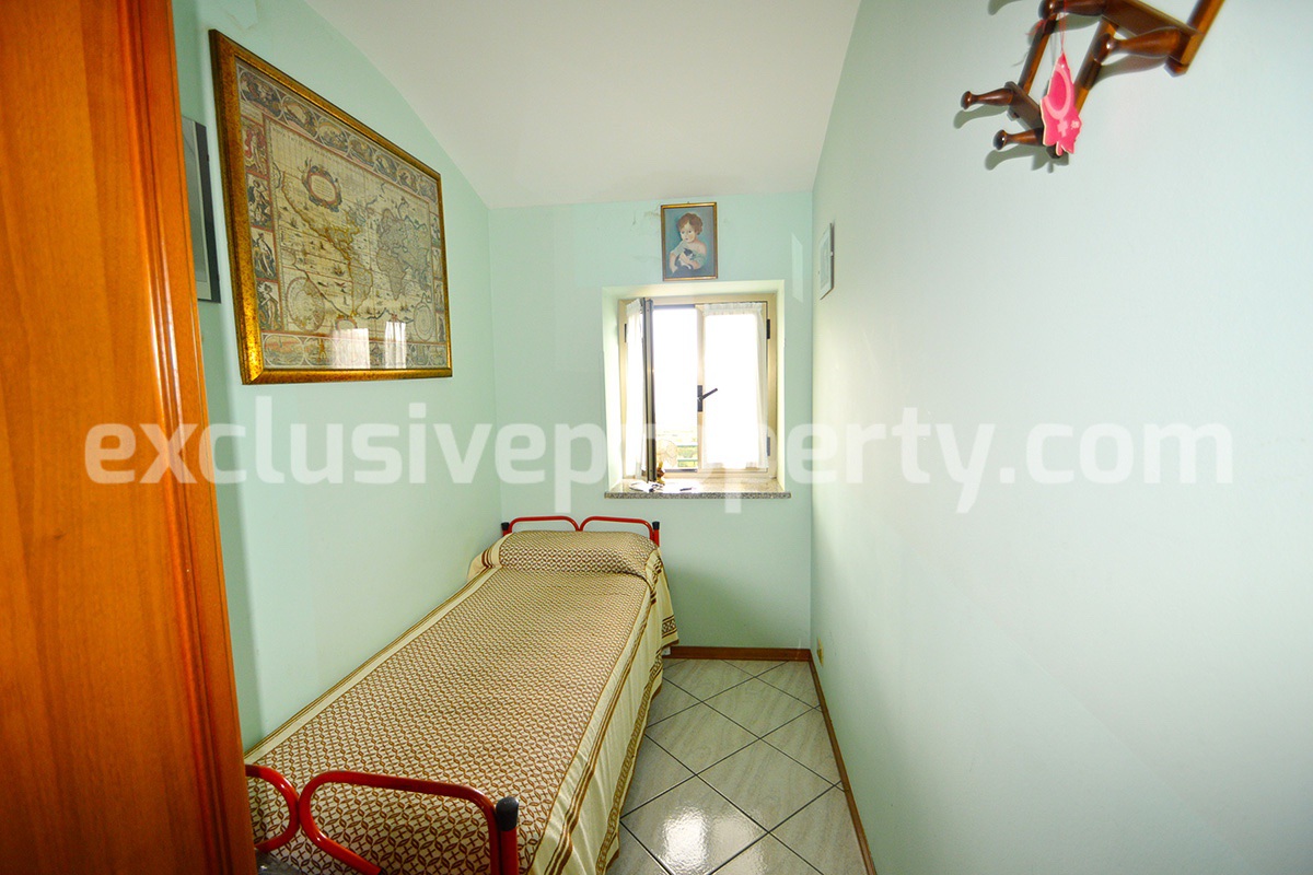 Stone town house in perfect condition and sold with furniture in Casalanguida 18