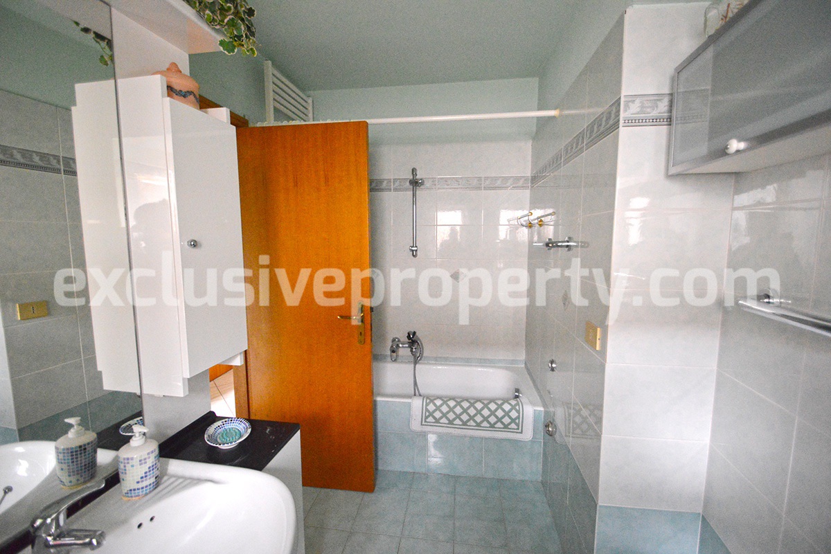 Stone town house in perfect condition and sold with furniture in Casalanguida 25