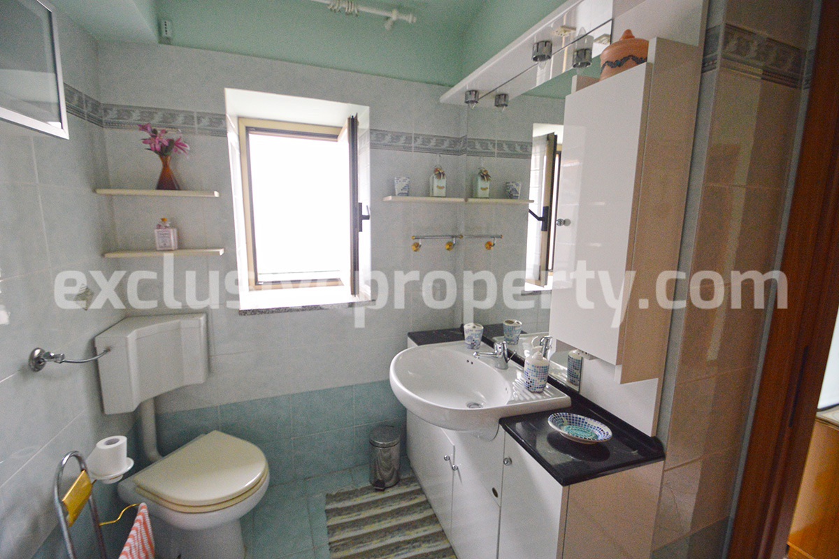 Stone town house in perfect condition and sold with furniture in Casalanguida 21