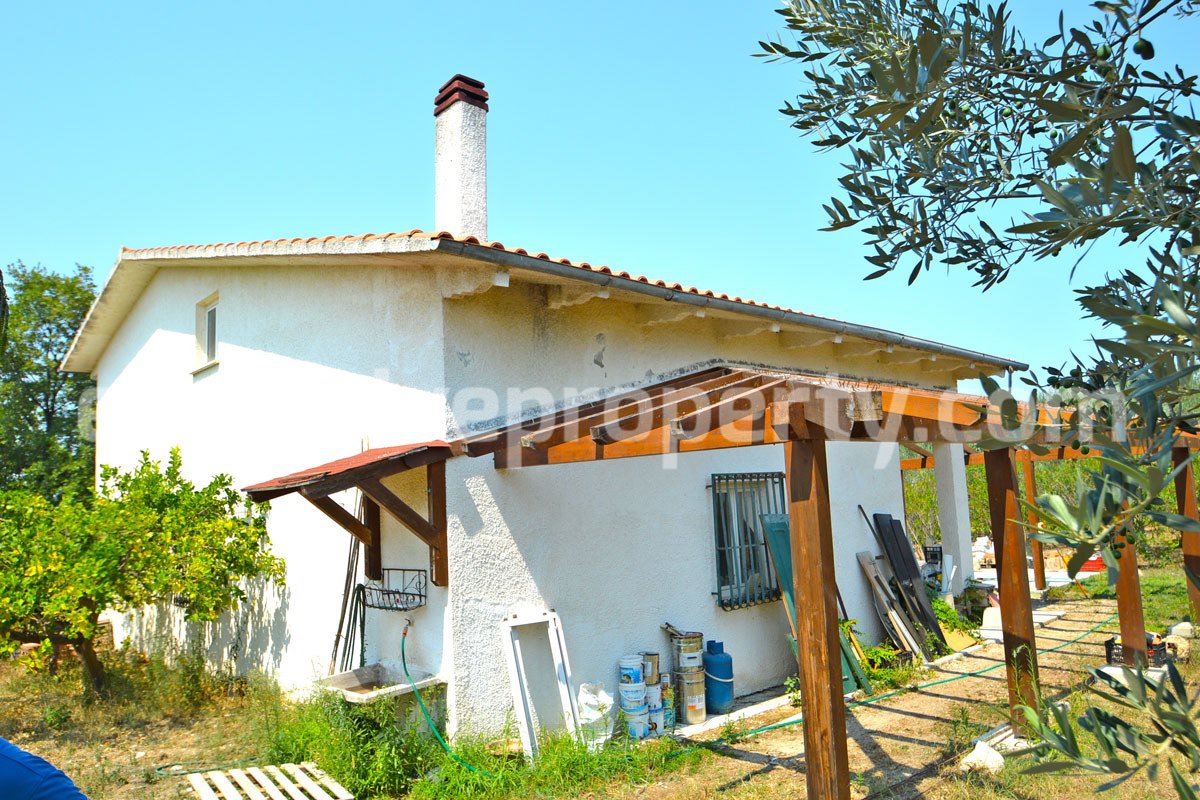 House with sea view and land with olive trees for sale a few km from the beach