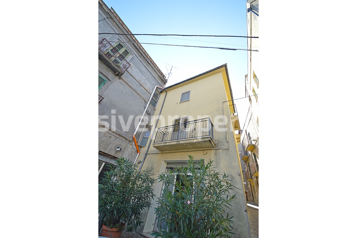 Habitable house on three levels for sale in the center of Archi - Abruzzo