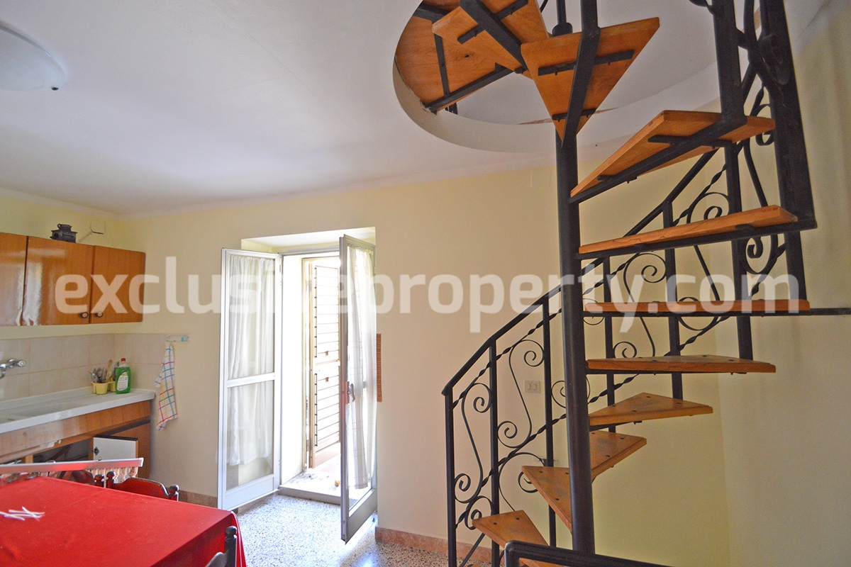 Habitable house on three levels for sale in the center of Archi - Abruzzo