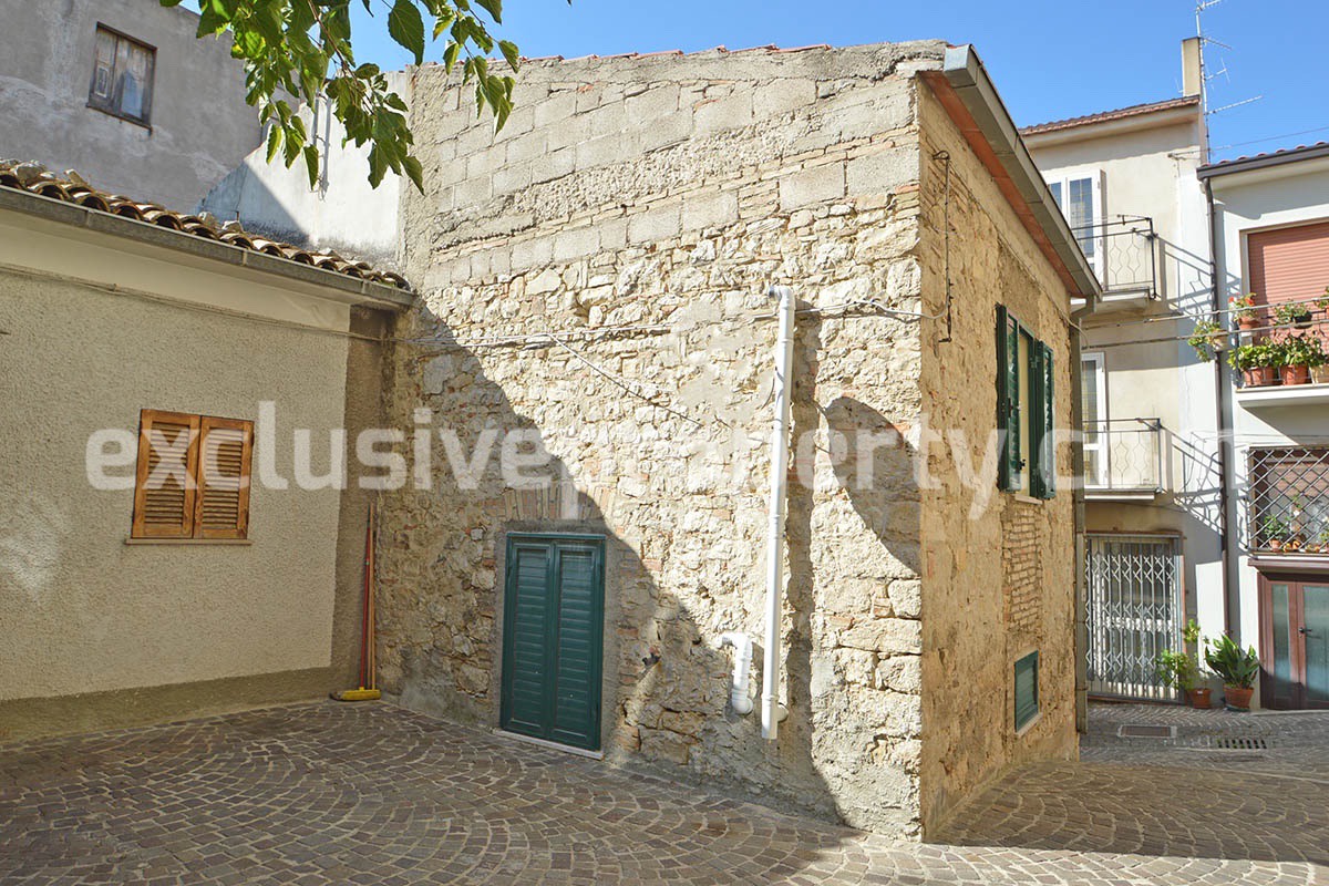 Stone house on two levels in excellent condition and immediately habitable for sale