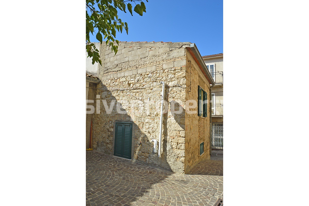 Stone house on two levels in excellent condition and immediately habitable for sale