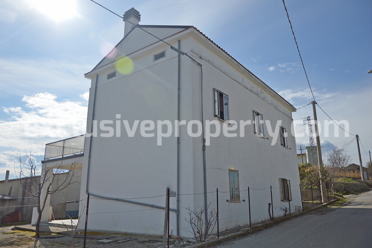 Habitable farmhouse detached with terrace and garden for sale in Atessa