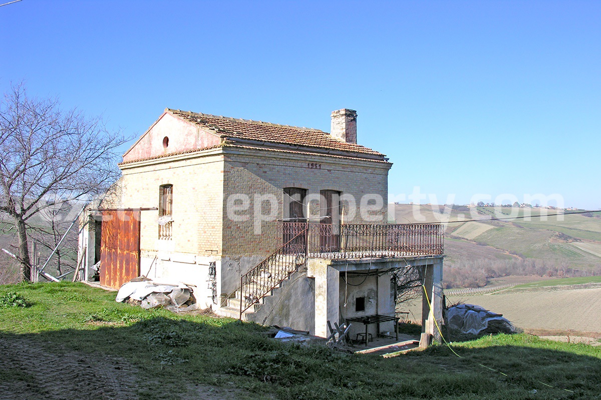 Property in Italy - Brick house with terrace for sale in Atessa