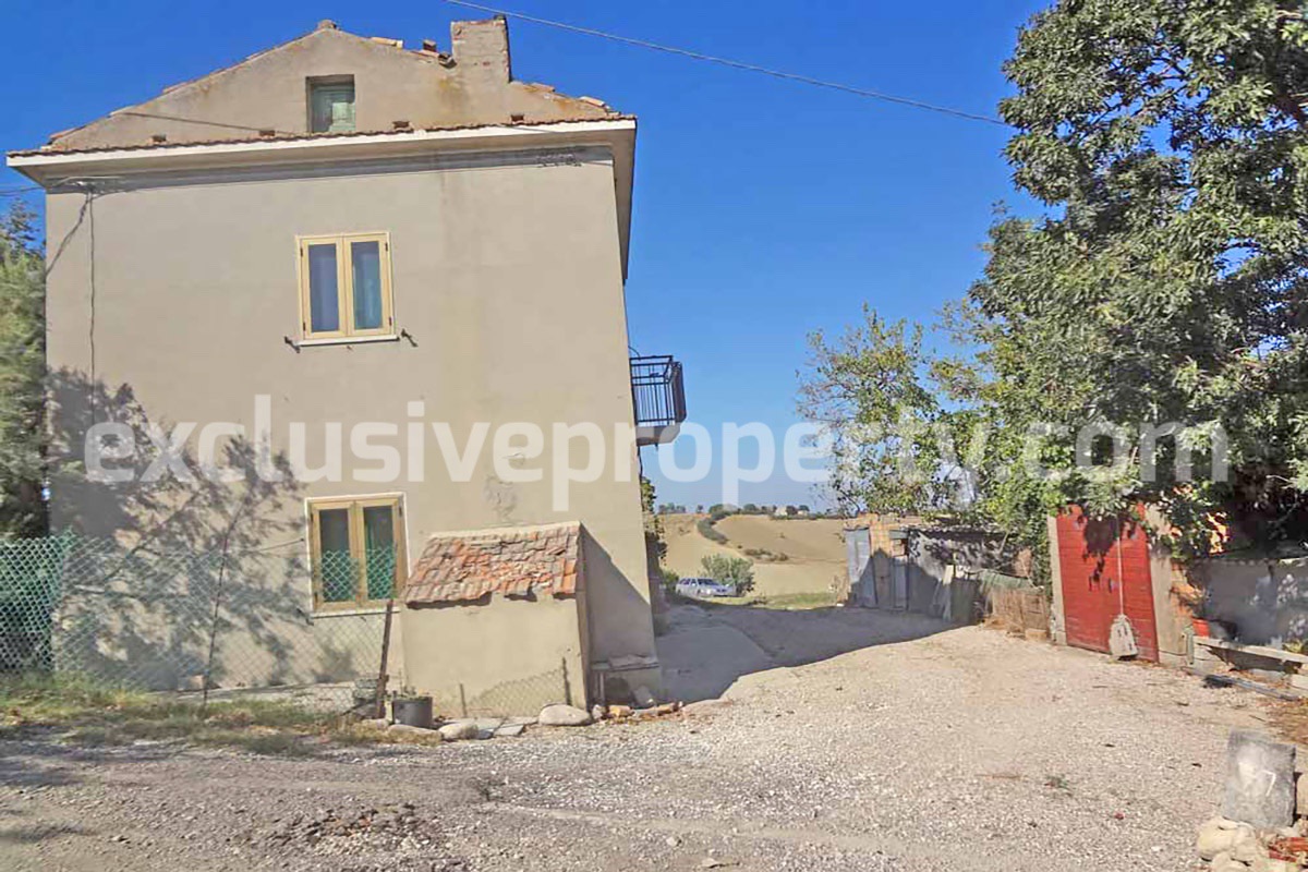 Country house for sale with land surrounded by Abruzzo hills
