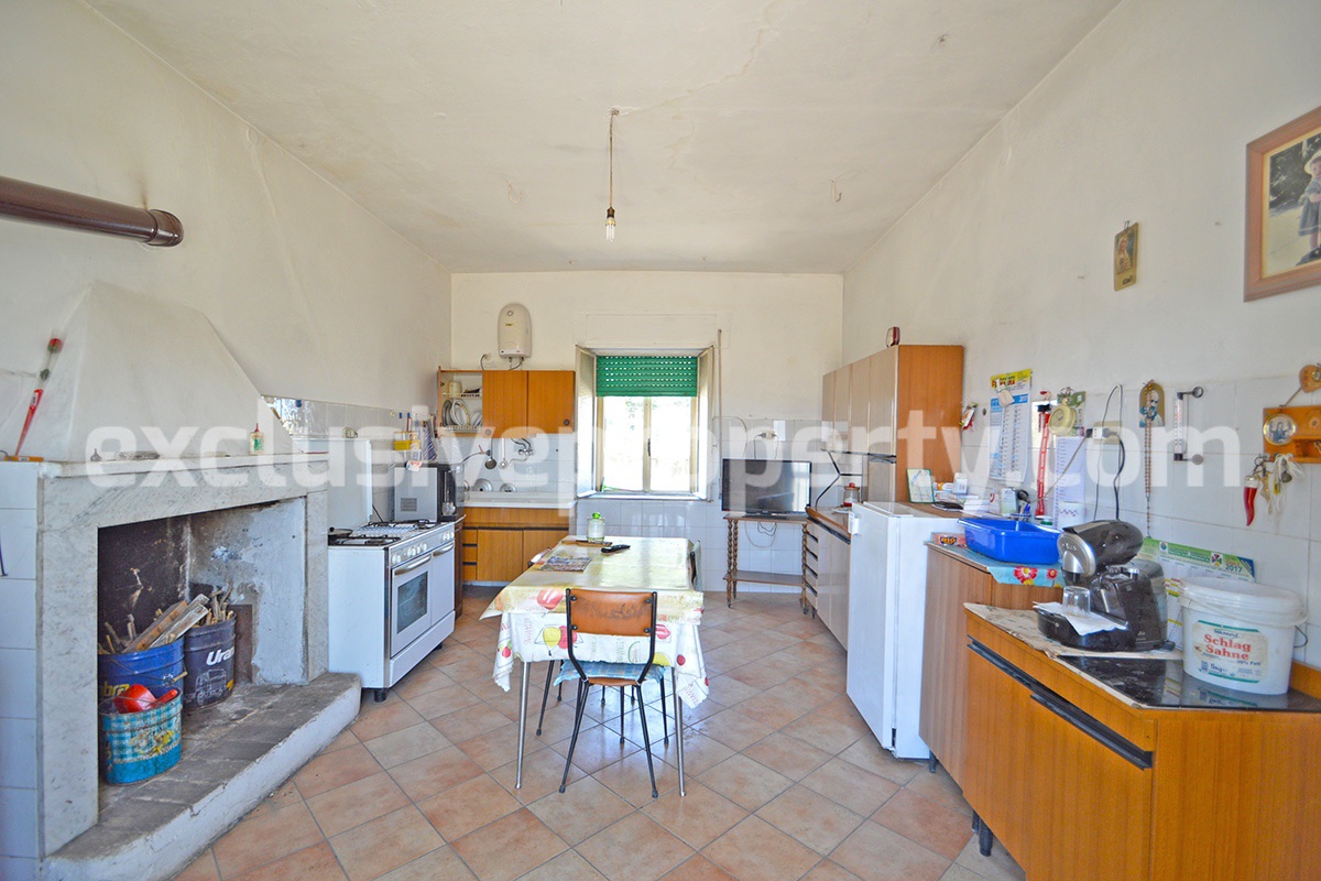 Country house on two levels plus attice for sale in the Abruzzo countryside