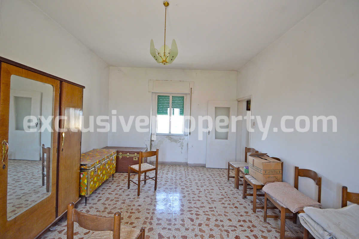 Country house on two levels plus attice for sale in the Abruzzo countryside