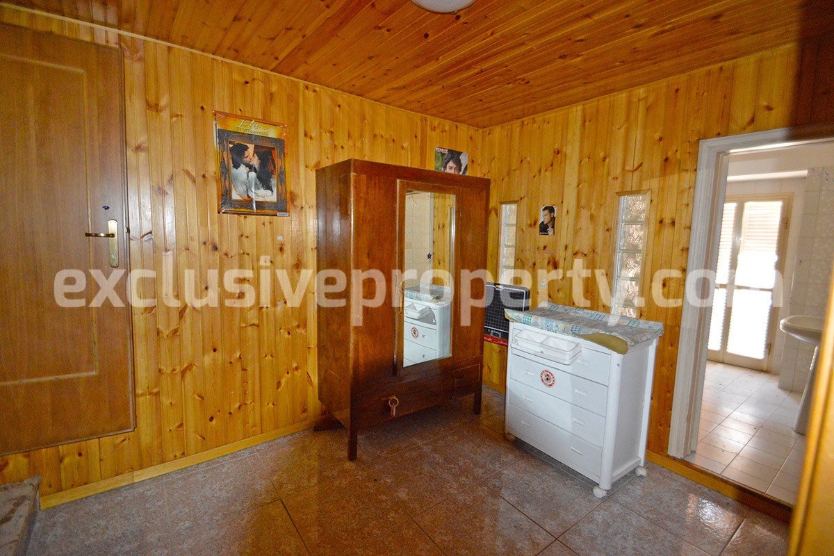 Spacious house with lake view and hills for sale in Abruzzo - Italy