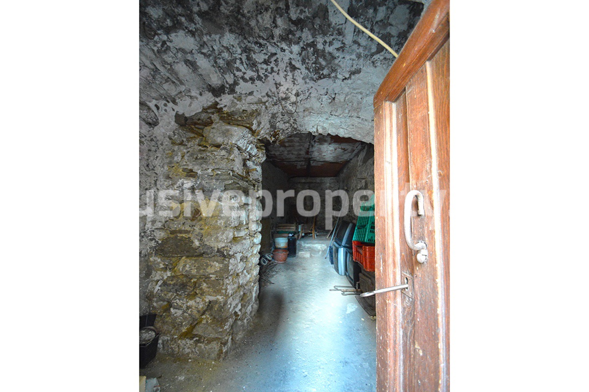 Stone house in good condition and habitable with cellar for sale in Abruzzo