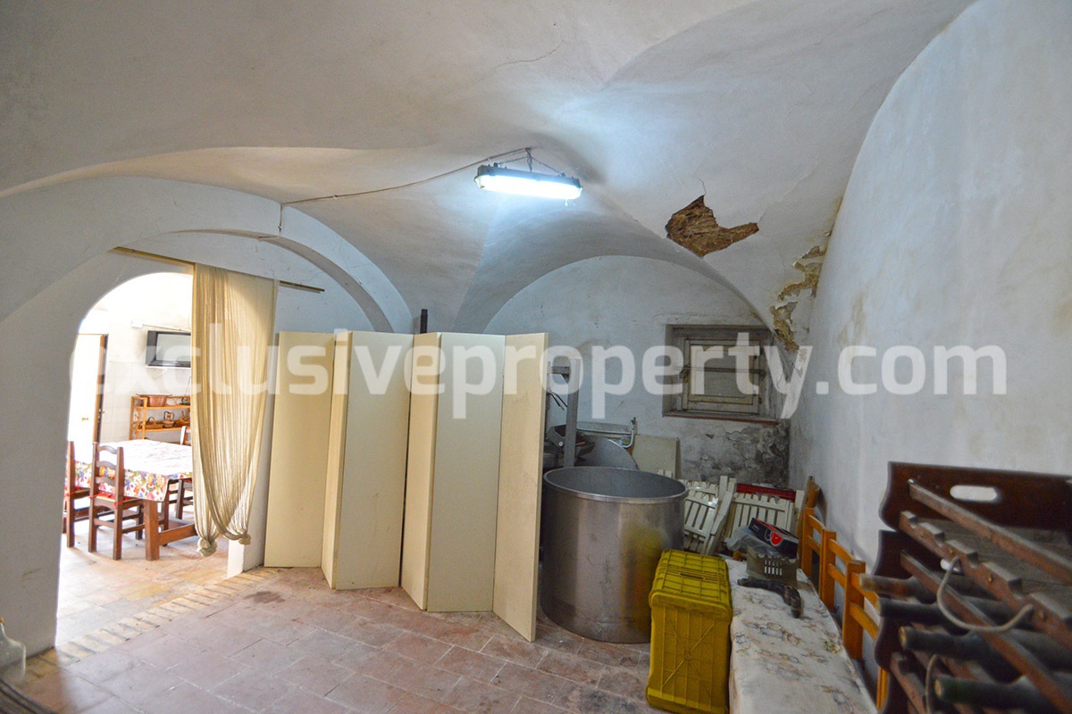 Detached house with with fenced land for sale Carunchio - Abruzzo - Italy 31