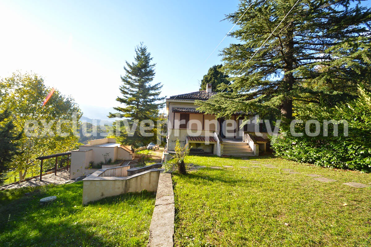 Detached house with with fenced land for sale Carunchio - Abruzzo - Italy 1