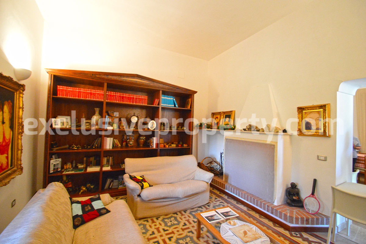 Detached house with with fenced land for sale Carunchio - Abruzzo - Italy 4