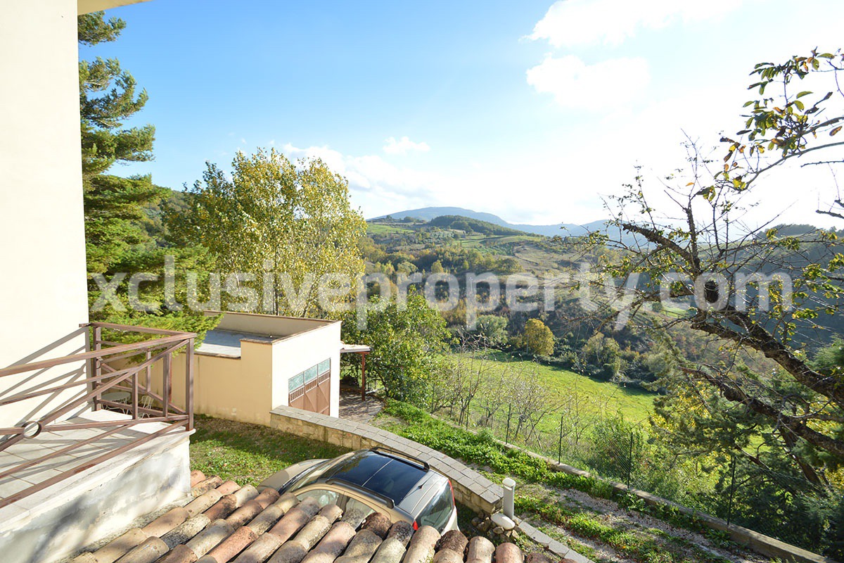 Detached house with with fenced land for sale Carunchio - Abruzzo - Italy
