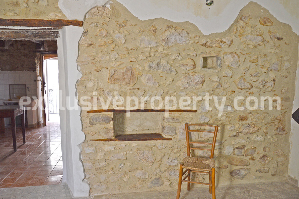 Ancient stone house with wooden ceilings for sale in Carunchio
