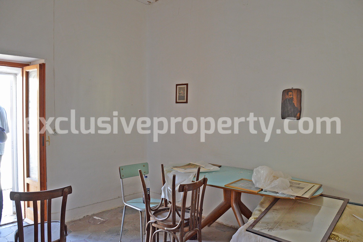 Ancient stone house with wooden ceilings for sale in Carunchio