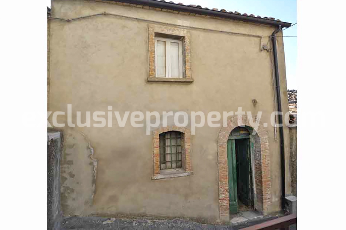 Ancient house in the village to be renovated for sale in Abruzzo