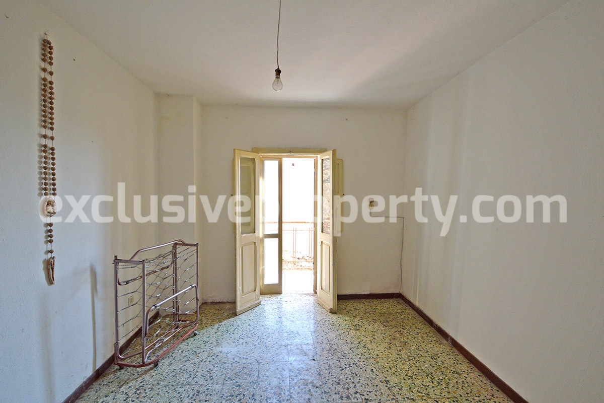 Spacious house with cellar for sale in a characteristic village Abruzzo 10
