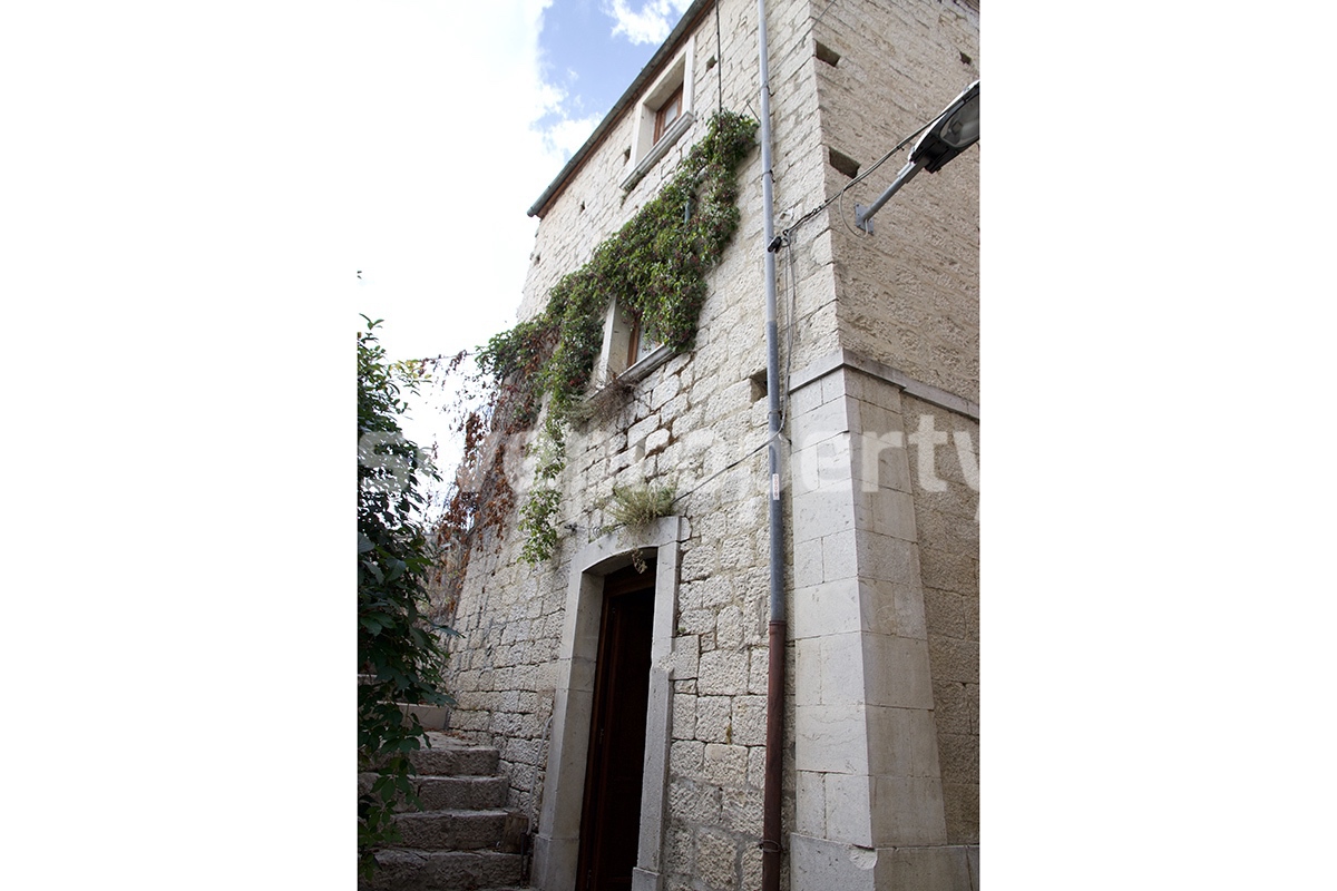 Stone house with garden for sale in Molise - Castelbottaccio