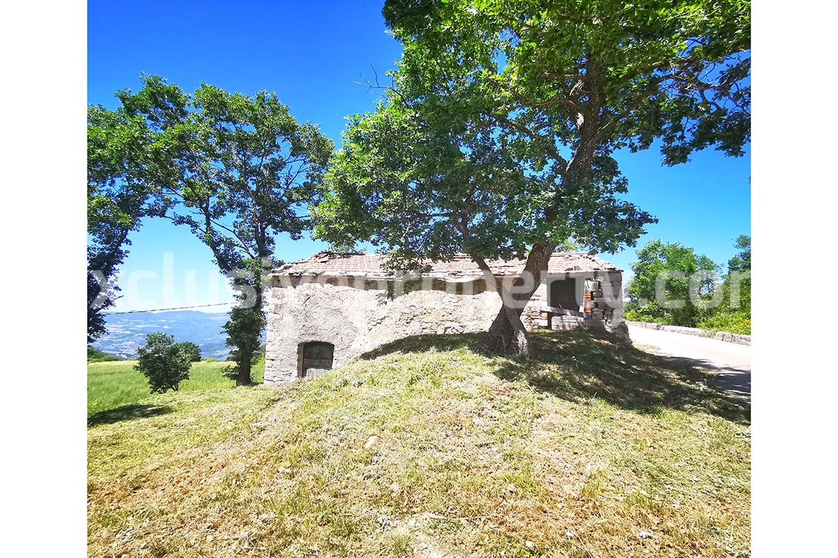 Old stone farmhouse to be restored for sale in Salito - Molise 2
