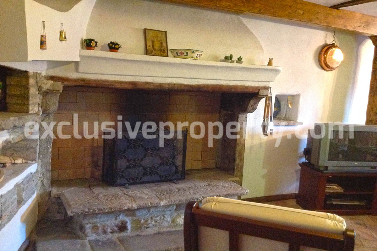 Beautiful rustic-style house renovated for sale in the historic center of Bomba