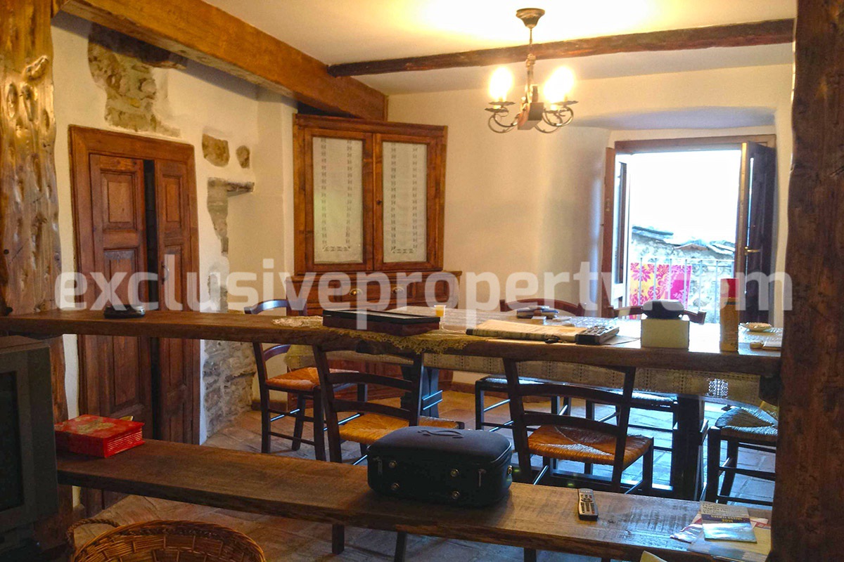 Beautiful rustic-style house renovated for sale in the historic center of Bomba