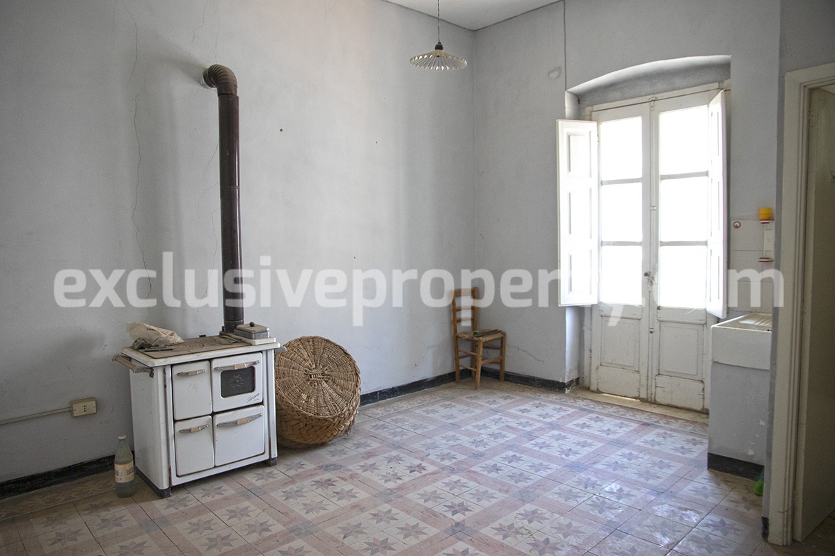 Spacious stone house of 270 sq m with cellars for sale in Molise