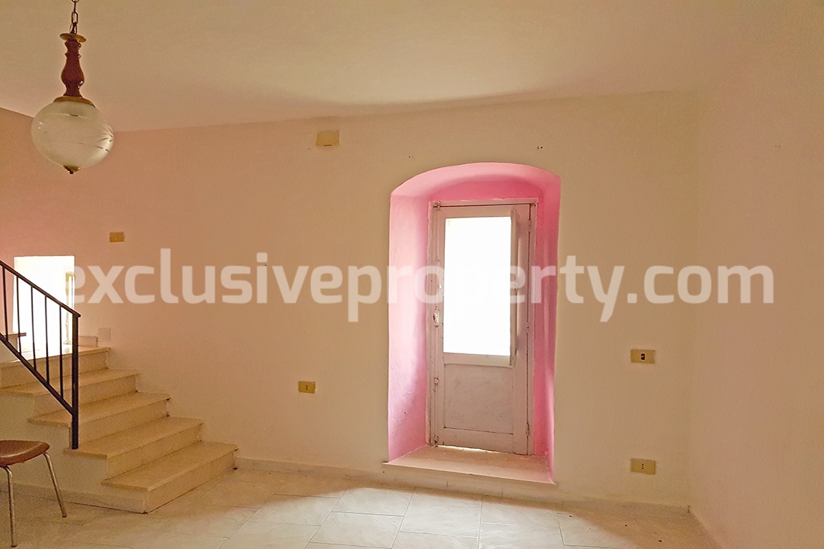 House with a private courtyard and two rooms for sale in Abruzzo 3
