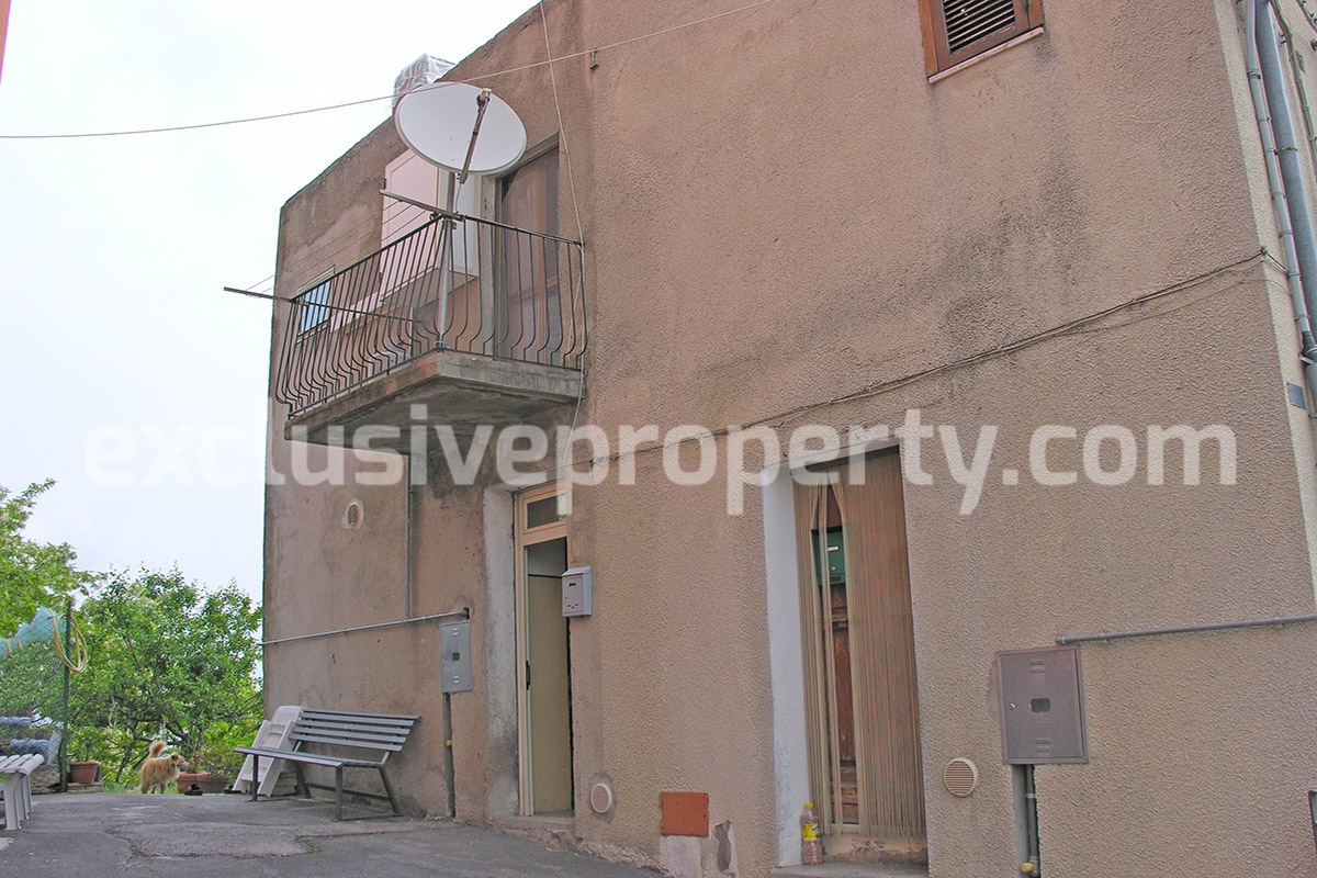 Habitable town house for sale with garden in Casalanguida