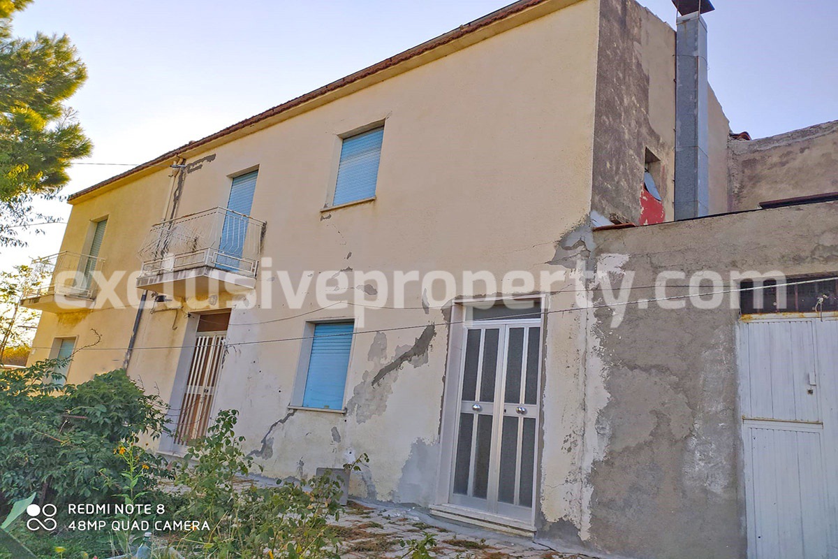 Country house in good condition with land and sea view for sale in Italy 2