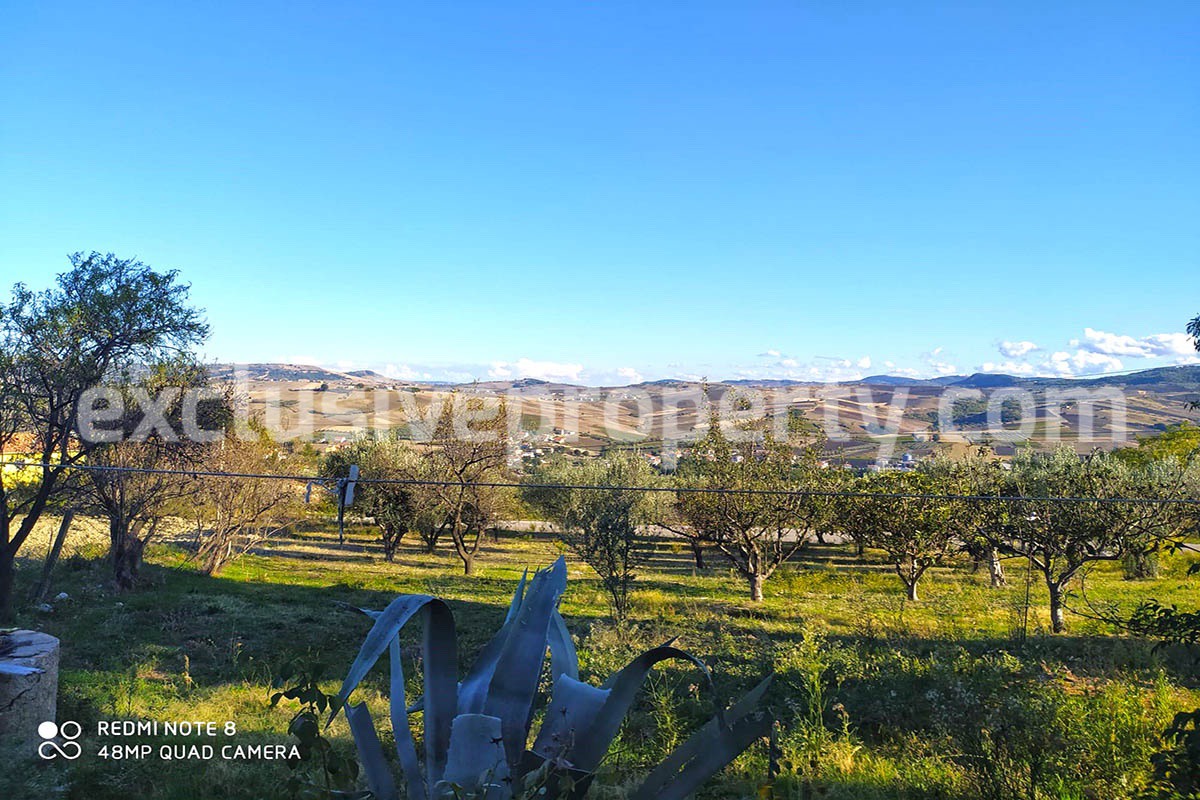 Country house in good condition with land and sea view for sale in Italy 39