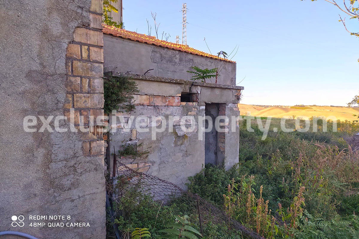 Country house in good condition with land and sea view for sale in Italy 37