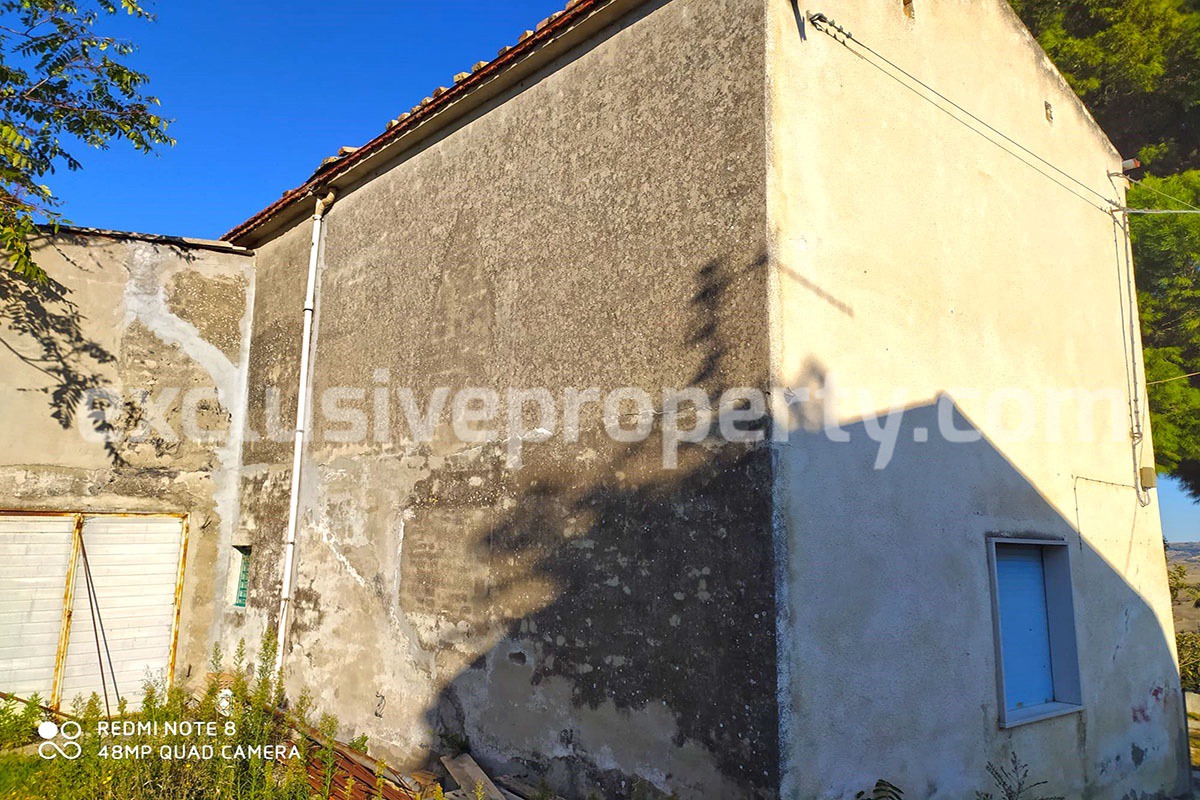 Country house in good condition with land and sea view for sale in Italy 34