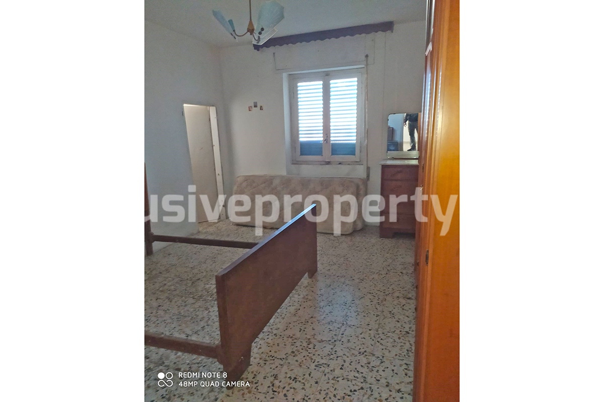 Country house in good condition with land and sea view for sale in Italy