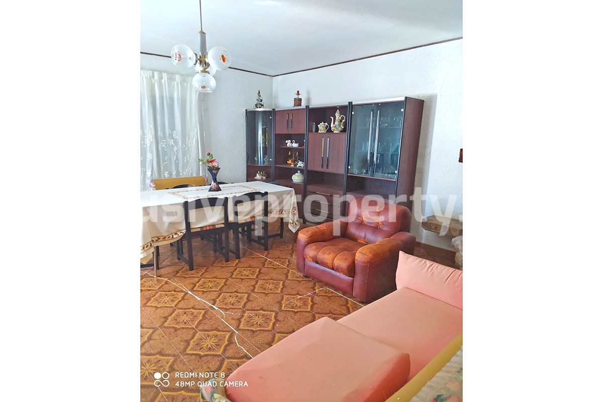 Country house in good condition with land and sea view for sale in Italy 9