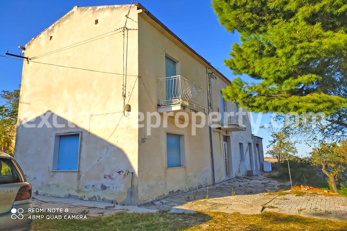 Country house in good condition with land and sea view for sale in Italy