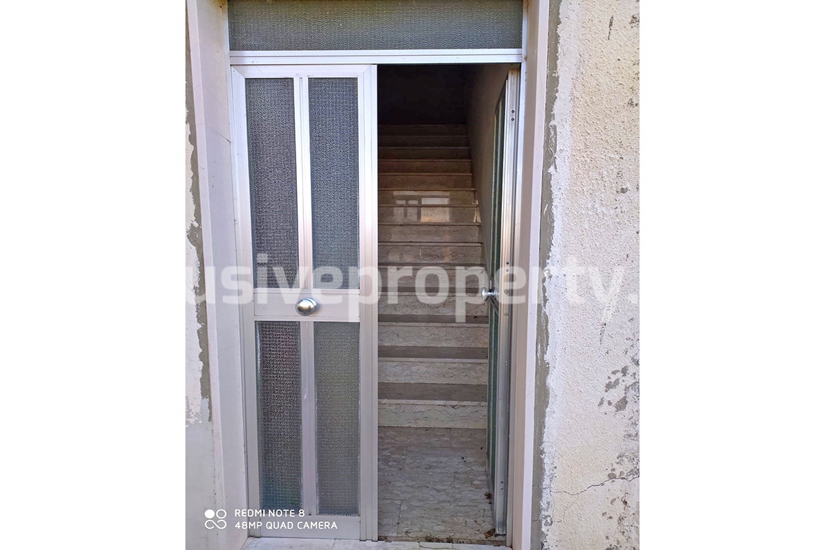 Country house in good condition with land and sea view for sale in Italy 3