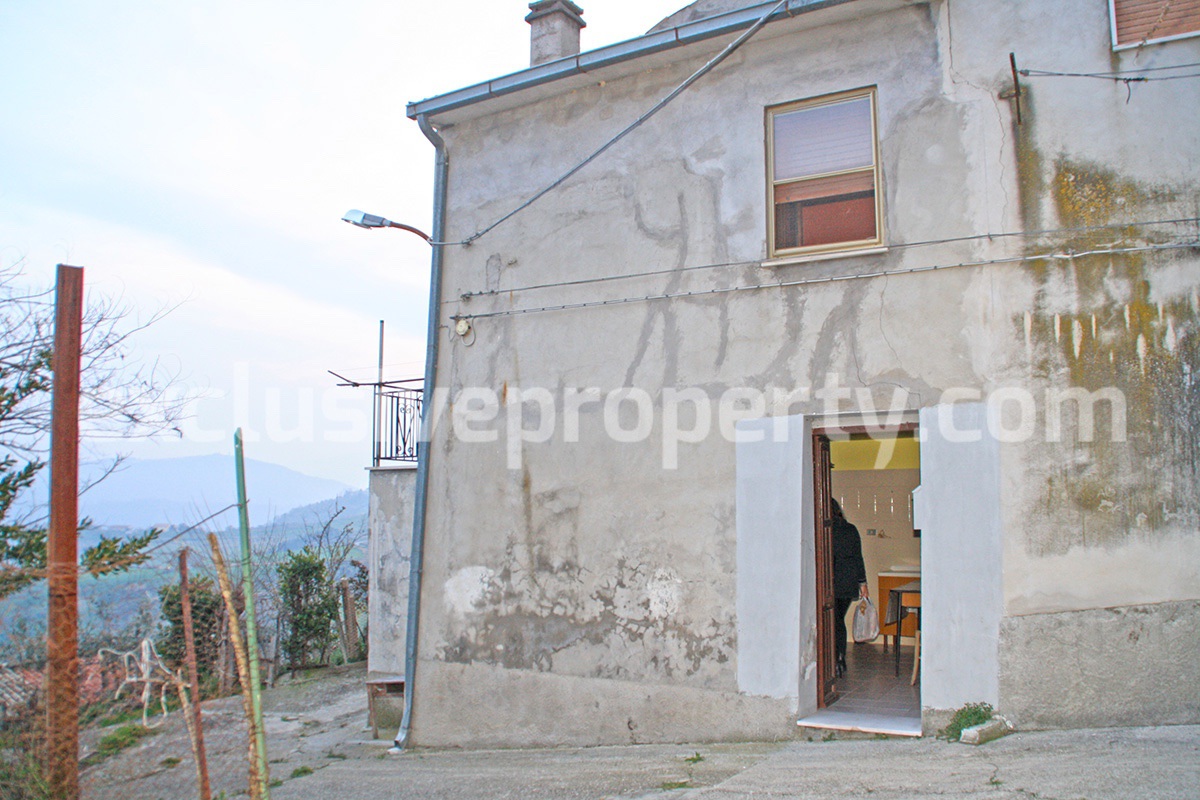 Detached habitable house in the center of an ancient village for sale in Abruzzo 1