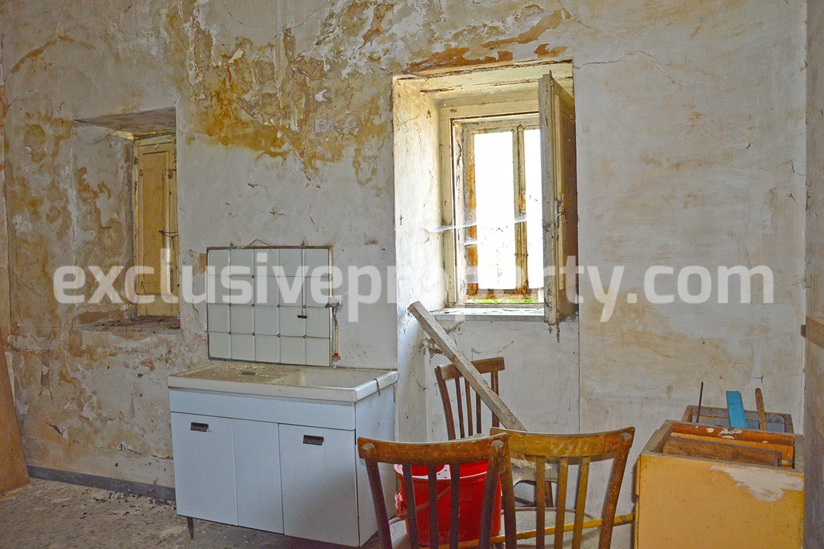 Big town house in stone with original details land for sale in Abruzzo